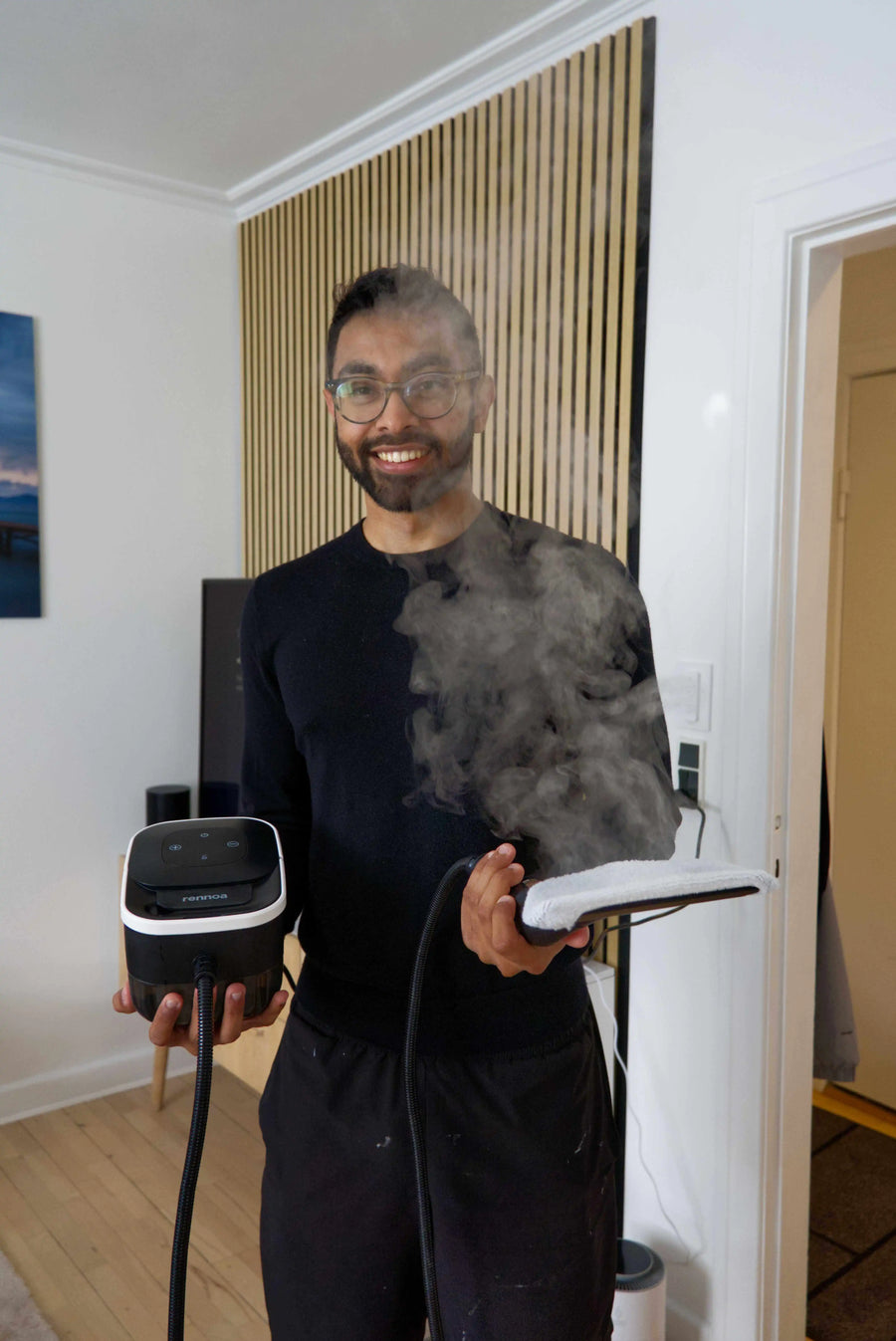 Person holder damprenser i hånden