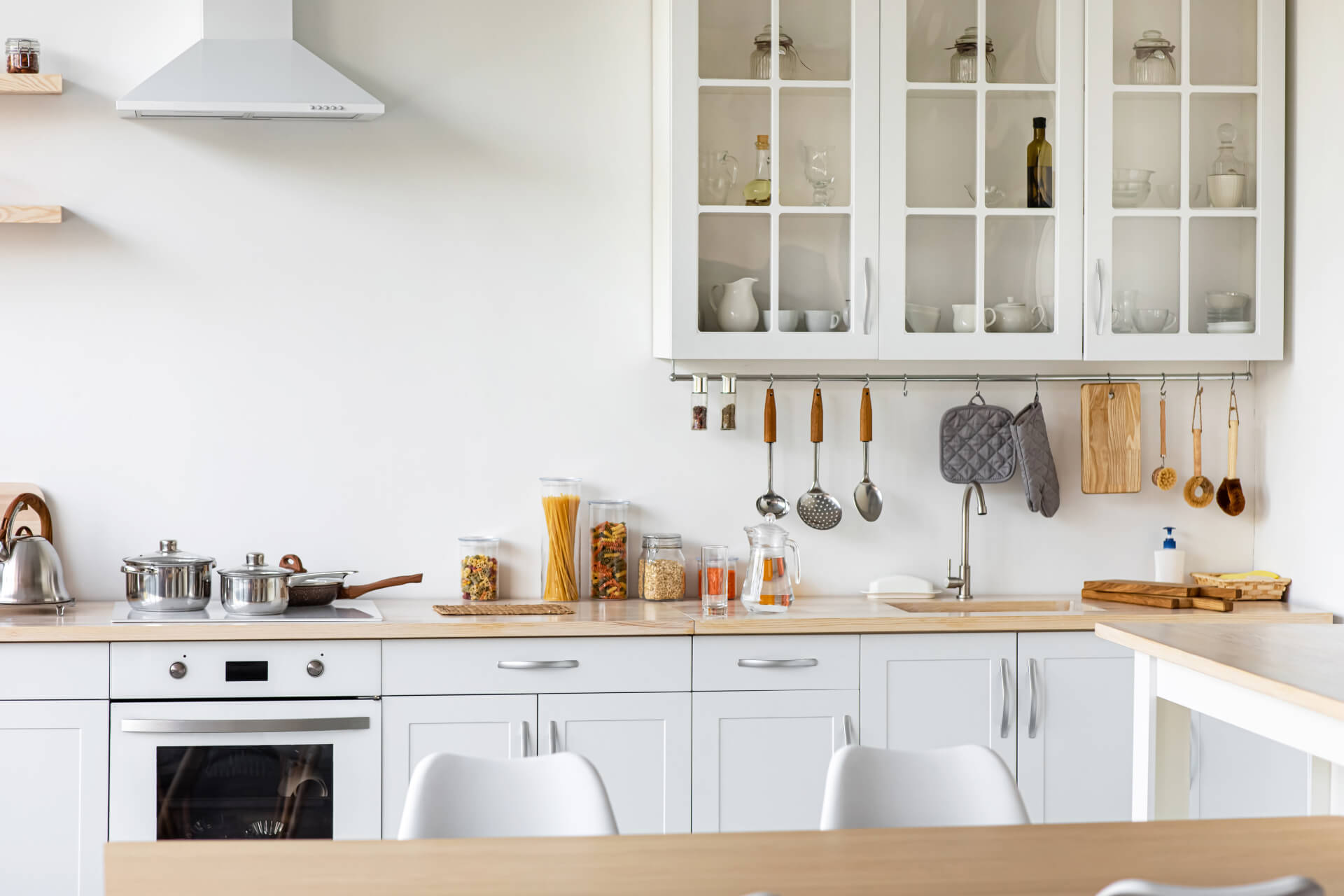 Rent og ryddeligt køkken, gjort hygiejnisk og skinnende med damprenser